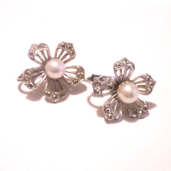 Vintage Lisner Silver Tone Rhinestone Accented Flower Clip On Earrings - Picture 2 of 3
